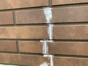 レンガ調の外壁を多彩模様塗料でモダンな石目柄に塗り替え！太子町
