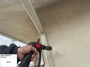 グリーン×ホワイトに猫の門柱が映える!おしゃれな外壁・屋根塗装|三木市