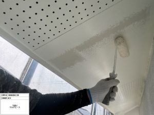 グリーン×ホワイトに猫の門柱が映える!おしゃれな外壁・屋根塗装|三木市