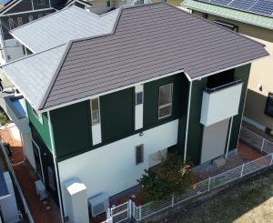 グリーン×ホワイトに猫の門柱が映える！おしゃれな外壁・屋根塗装｜三木市