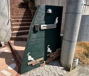 グリーン×ホワイトに猫の門柱が映える!おしゃれな外壁・屋根塗装|三木市