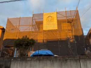 グリーン×ホワイトに猫の門柱が映える!おしゃれな外壁・屋根塗装|三木市