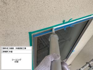 グリーン×ホワイトに猫の門柱が映える!おしゃれな外壁・屋根塗装|三木市