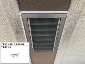 グリーン×ホワイトに猫の門柱が映える!おしゃれな外壁・屋根塗装|三木市