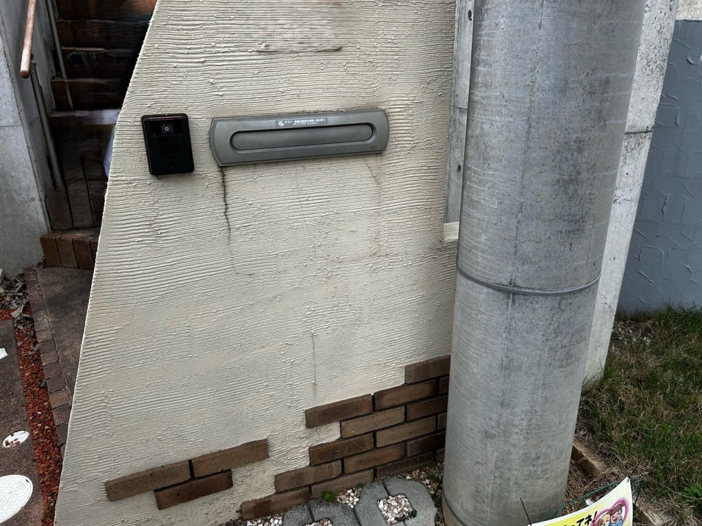グリーン×ホワイトに猫の門柱が映える!おしゃれな外壁・屋根塗装|三木市