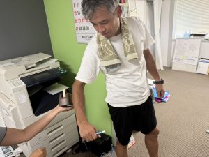 社長が真っ黒に日焼け